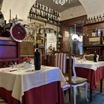 Cantine Barbaroux - 内観 (Torino Football Club、Toroのクラブカラーえんじ色のテーブルクロスが使われている)