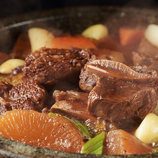 推荐您品尝用砂锅蒸得柔软多汁的带骨牛背肉。