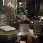 蕎麦・天ぷら 権八 - オープンキッチンスタイルの厨房