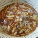 野菜が美味しい鶏豚ラーメン まる重 - つけ麺は付け汁の中にバラ切りしたチャーシュが入っています