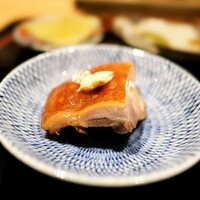 鳥匠 いし井 - 感動のウマさに泣きそう。スモークチキンにブルーチーズ乗せて。