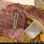 板前焼肉 一牛 - このお肉をサラッと焼いて、黄身の入ったタレを付けて食べます。