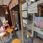 Kyou Yuba Koubou - お店の中で、ゆばを作っているのが見えます
