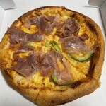 ピザカルボ - 贅沢生ハムとアボガドのピザ