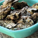 道の駅　伊勢志摩 - 牡蠣の表面を、洗ってくれました