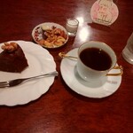 シティーライト - ノアール(右)    ノアケーキ(左) ノアールと食べず、次の琥珀の女王と。