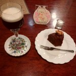 シティーライト - 琥珀の女王(左)    ノアケーキ(右)