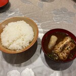 Guriru Nyu- Kotobuki - 定食を頼むとついてくるご飯とお味噌汁。写っているのは祖父用に配膳されたご飯。余りの盛りっぷりに私のものと交換。恐らく人により量を変えているのかな？
