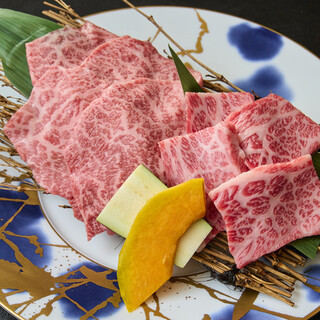 검은 털 일본소 A5 랭크 중에서도 최상급의 고기를 사용하고 있습니다.
