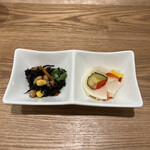 とんかつ成蔵 - 小鉢2品(ひじき煮、自家製ピクルス)