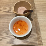 とんかつ成蔵 - ピンクソルト、スイートチリソース