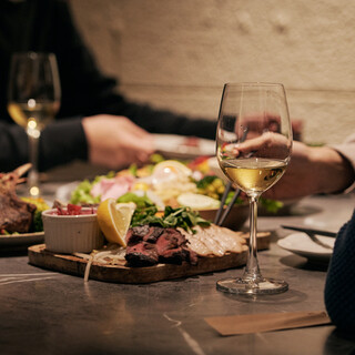 在夜晚的成人空間享受使用有機食材制作的健康料理和葡萄酒!