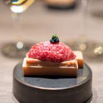 USHIGORO S. - 厳選赤身とフォアグラの最中　キャビア添え