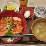 すき家 - まぐろユッケ丼(特盛)+あさり汁サラダセット