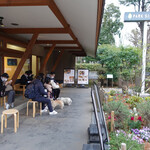上野の森PARK SIDE CAFE - 順番を待つワン２匹