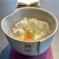 TOKi - 冬を過ごし、また春が来る
                    カリフラワーのムースと薄切り、トマトのコンソメとホエー（乳清）のスープ。
                    オレンジ色は奈良のアマゴ（ヤマメ）の卵。
                    全体的に薄味ですが、旨みはしっかりと感じられます♪