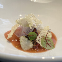 TOKi - 縞鯵と古都華苺のガスパチョ
                    トマトを使わず古都華苺を使ったガスパチョ、シマアジの脂に赤蕪の酸味とイチゴの甘みがナチュラルに重なり、しっとりとした美味しさです。
                    焼いた苺が斬新！