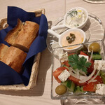 ギリシャ家庭料理 フィリ - 右側、上から順に、ジャジキ、タラモサラダ、グリークサラダ