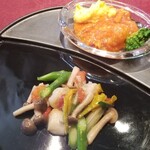 翠陽 - 烏賊チリと茸や海の幸の炒め物。見よこのアーティスティックで美しい一皿を！