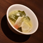 台北夜市 - ランチ共通のサラダバーの『中華スープ＋水餃子』２０２２年３月