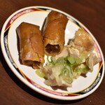 台北夜市 - ランチ共通のサラダバーの『春巻、蒸し鶏のネギソースがけ』２０２２年３月