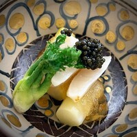 日本料理 晴山 - ホワイトアスパラに塩気はキャビア。たらの目の素揚げを添えて美しい一品。ホワイトアスパラがシャキシャキ♡