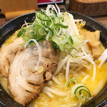Mensakaba Sakiya - 20cmほどの丼に濃厚そうな味噌スープ、もやし・メンマにチャーシューとネギのラインナップ。