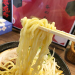 Mensakaba Sakiya - 麺はやや太めの中太麺。モチモチの食感で食べ応えがありますな〜♪