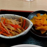Hanatsuru - 小鉢と漬物