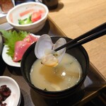 魚河岸 脳天屋 - お味噌汁　わかめ　たまねぎ　　アサリが入っていました(22-04)