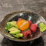 本マグロとアボカドのユッケ
