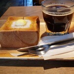 171846073 - トーストセット。ドリンクはホットコーヒー。
