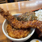 長寿庵 - ツユのよく染みた黒い天ぷら。丼を回すと後ろにカボチャ発見！ミニ丼だけに余計に穴子の大きさが際立つ(^^)