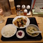 小次郎 - 回鍋肉定食、980円。