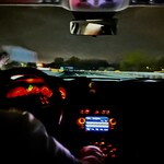 Cantine Barbaroux - 夜のハイウェイに街路灯はなく反射板とラインだけなのは、ヨーロッパの標準。エネルギーを無駄に使わない社会構造になっている