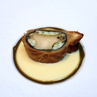 オトワ レストラン - 『蝦夷アワビを帆立貝のムースと焼海苔、更にパイ生地に包んで焼き上げたもの、バターと鰹と昆布のソース、周りにアワビの肝ソース』