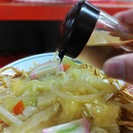 新ちゃん - かたい焼そば　酢投入！