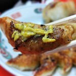 新ちゃん - ぎょうざ　カラシで食べるのが新ちゃん流 