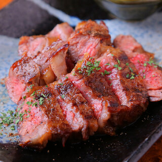 Charcoal-grilled Awaji Wagyu beef and fresh seafood!