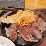 清野太郎 - 牛カットハラミステーキのアップ