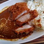 珈琲といんどかれーの店 たんぽぽ - ジャンボカツカレー1030円
            肉厚だけど柔らかく衣のサクサク感がたまらん♪
            果物と思われる甘味とコクを感じられ何だか凄く懐かしい。
            懐かしくもありますがオリジナリティも忘れずに入ってるカレーでした