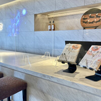 東京會舘 銀座スカイラウンジ - 小説も置かれていました。