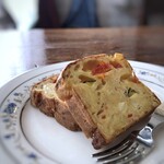 喫茶 薔薇とイワシ - ◆ケークサレ（450円：税込）・・お野菜などが入った塩味の甘くないケーキで、好きなのです。 温めて出されます。
