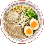 広島ラーメン 椛 - 自家製のしっかり味がしみた味玉とほろほろチャーシュー4枚の欲張りラーメン！広島ラーメンは戦後より広島市を中心とする広島県西部に広がるとんこつ醤油味のラーメン（中華そば）です。醤油ダレに、豚骨、鶏ガラ、野菜等を濁るまで煮出したスープを注いで仕上げたもので、コクがあり豚骨ベースでありながらあっさりとしているのが特徴です。