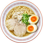 広島ラーメン 椛 - 自家製のしっかり味がしみた味玉付き！広島ラーメンは戦後より広島市を中心とする広島県西部に広がるとんこつ醤油味のラーメン（中華そば）です。醤油ダレに、豚骨、鶏ガラ、野菜等を濁るまで煮出したスープを注いで仕上げたもので、コクがあり豚骨ベースでありながらあっさりとしているのが特徴です。