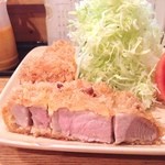 Kuriya - 上ロース定食1,500円。
                        
                        この厚みと揚げ具合。
                        
                        絶品な一品。
                        これを食べたら他のトンカツは食えない。すごいコストパフォーマンス。
                        
                        最後に杏仁豆腐のデザートまでつく。