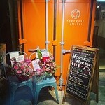 Vegewest Cafe & WineBar - 鮮やかなオレンジが目印です。