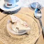 La Brianza - バニラアイスライチジュレ桜チップス、とディカフェコーヒー。桜チップスザクッとアイスやライチジュレ乗せたり、甘さ控え目嬉しい嬉しい(^^)