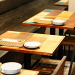 Craft & Bistro bar ichika - テーブル、4名掛け2席、2名掛け1席御用意してお待ちしてます。