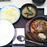 松屋 - ブラウンソースハンバーグ定食 690円(税込)(2022年4月1日撮影)